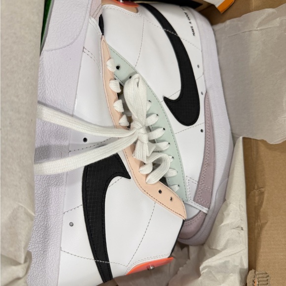 Nike woman Blazer Mid77 limited edition White, Black, and Pink High-Top Sneakers - Picture 6 of 9